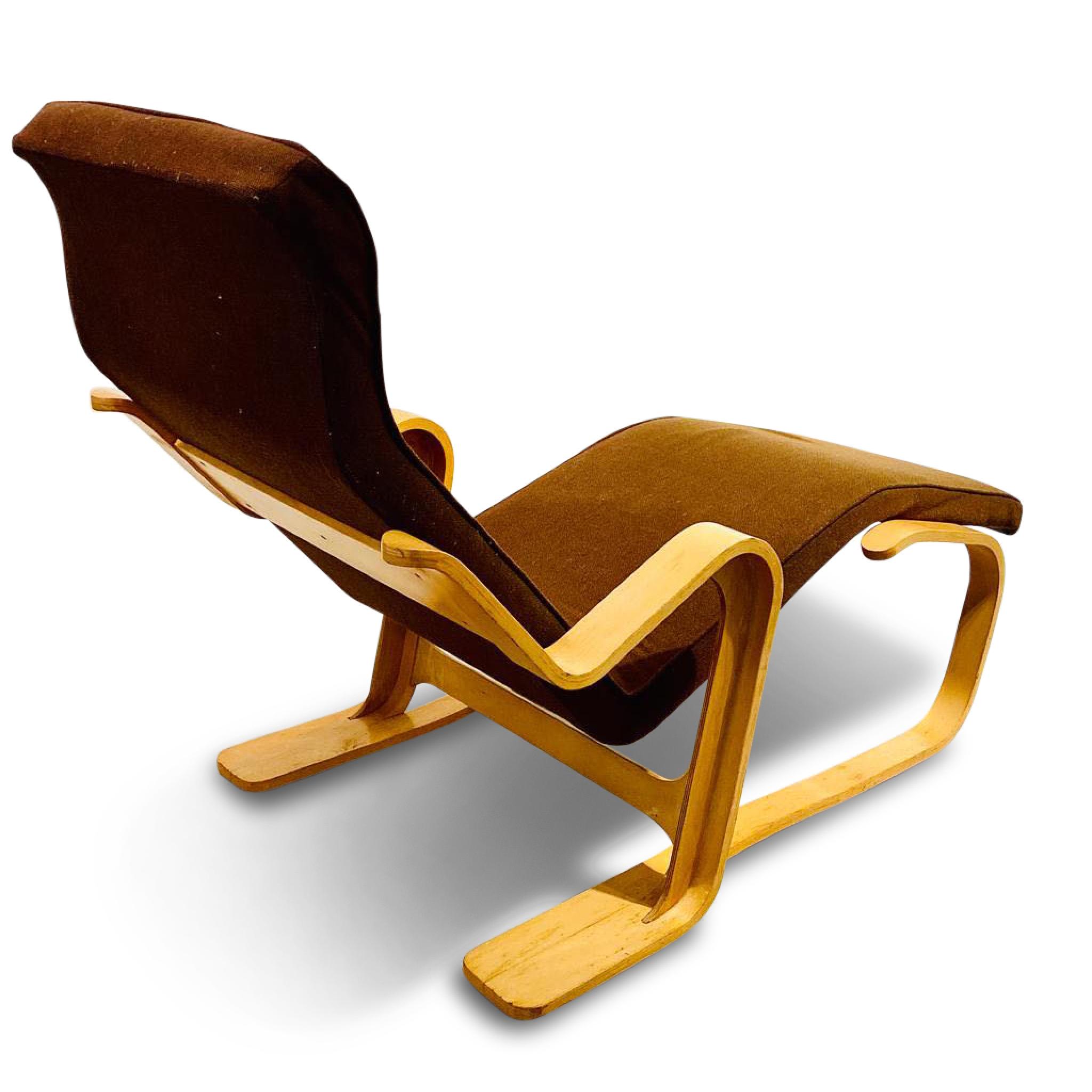 Marcel Breuer Bent Wood Long Chair by Isokon, 1960s. Mid century modern