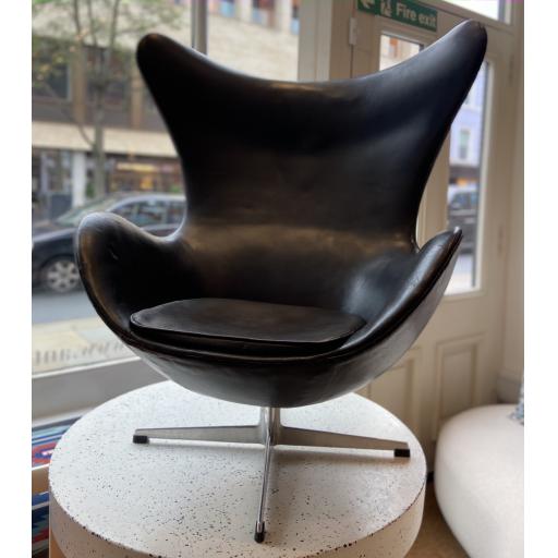 Early Arne Jacobson Egg Chair in Black Leather for Fritz Hansen